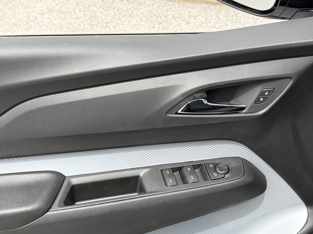 2027 Chevrolet Bolt in Joliette, Quebec - 11 - w1024h768px
