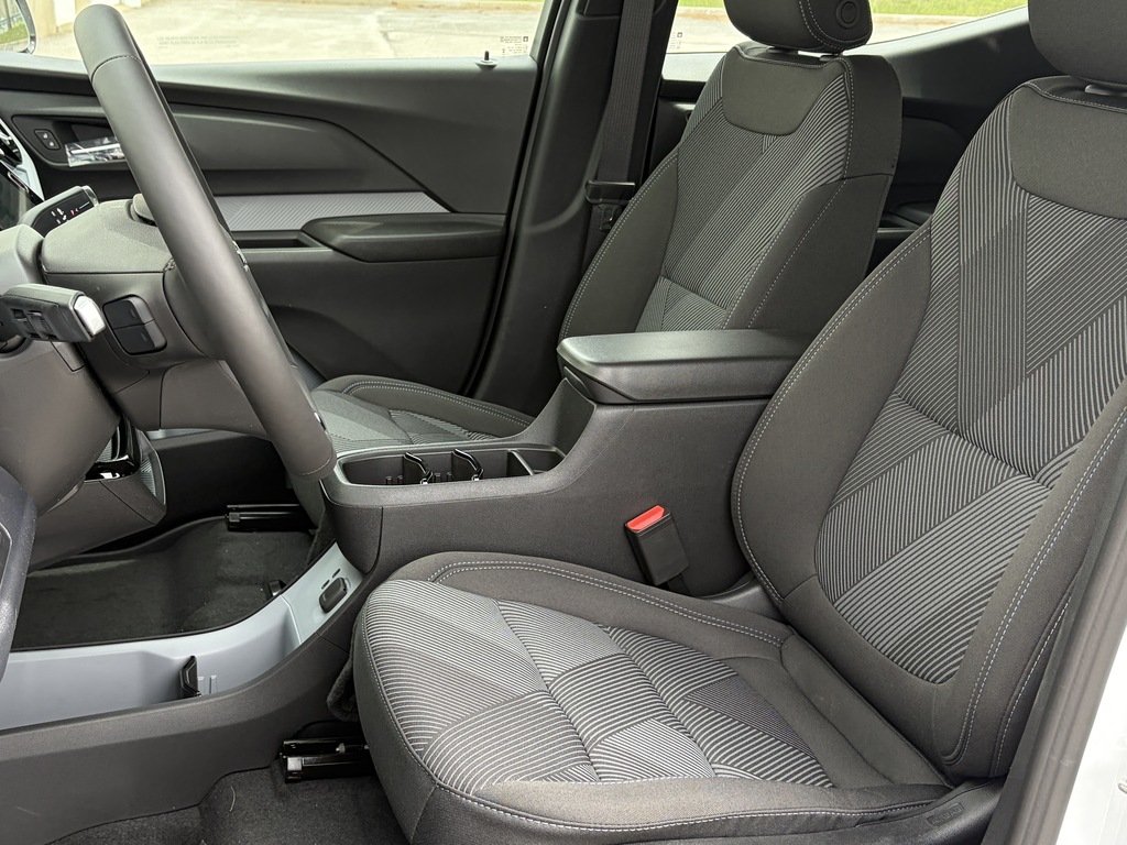 2027 Chevrolet Bolt in Joliette, Quebec - 8 - w1024h768px