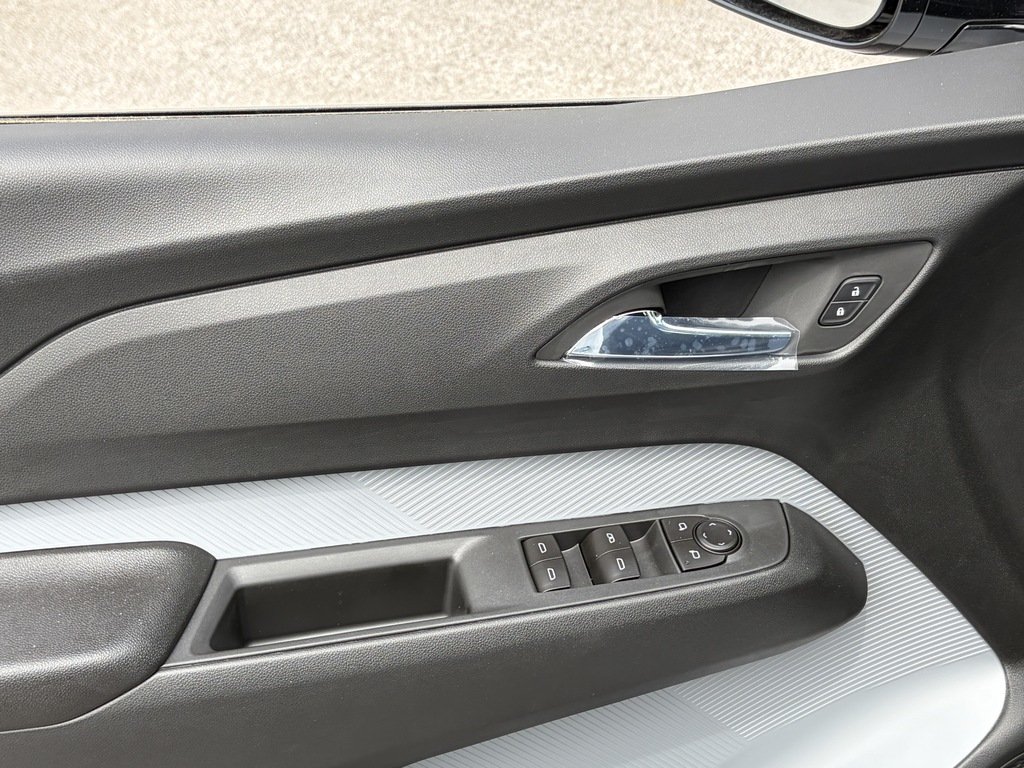 2027 Chevrolet Bolt in Joliette, Quebec - 11 - w1024h768px