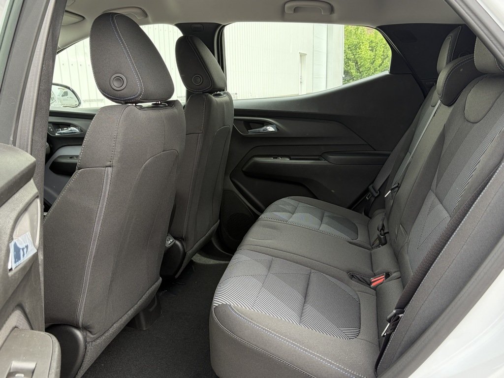2027 Chevrolet Bolt in Joliette, Quebec - 9 - w1024h768px