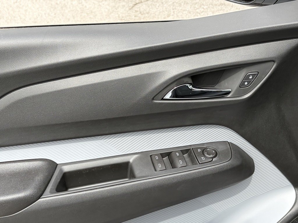 2027 Chevrolet Bolt in Joliette, Quebec - 11 - w1024h768px