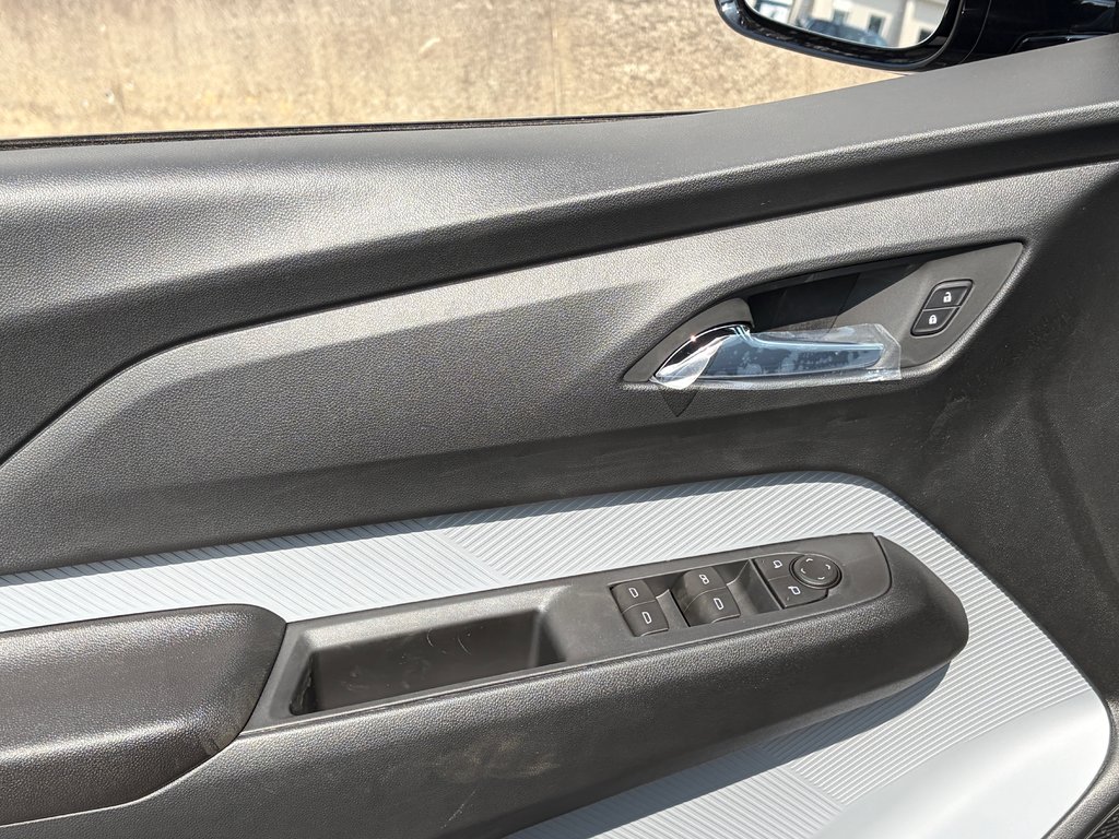 2027 Chevrolet Bolt in Joliette, Quebec - 11 - w1024h768px