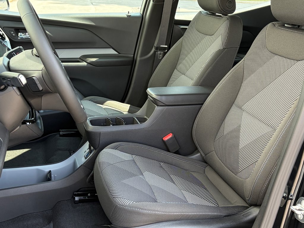 2027 Chevrolet Bolt in Joliette, Quebec - 8 - w1024h768px