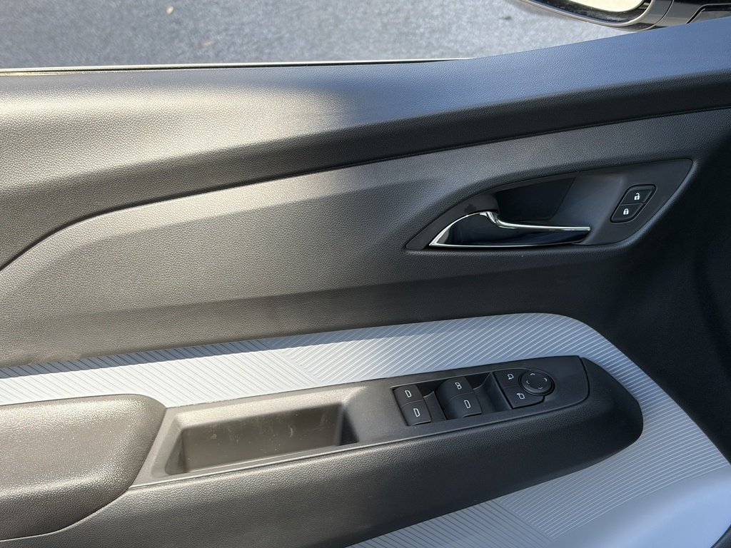 2027 Chevrolet Bolt in Joliette, Quebec - 11 - w1024h768px