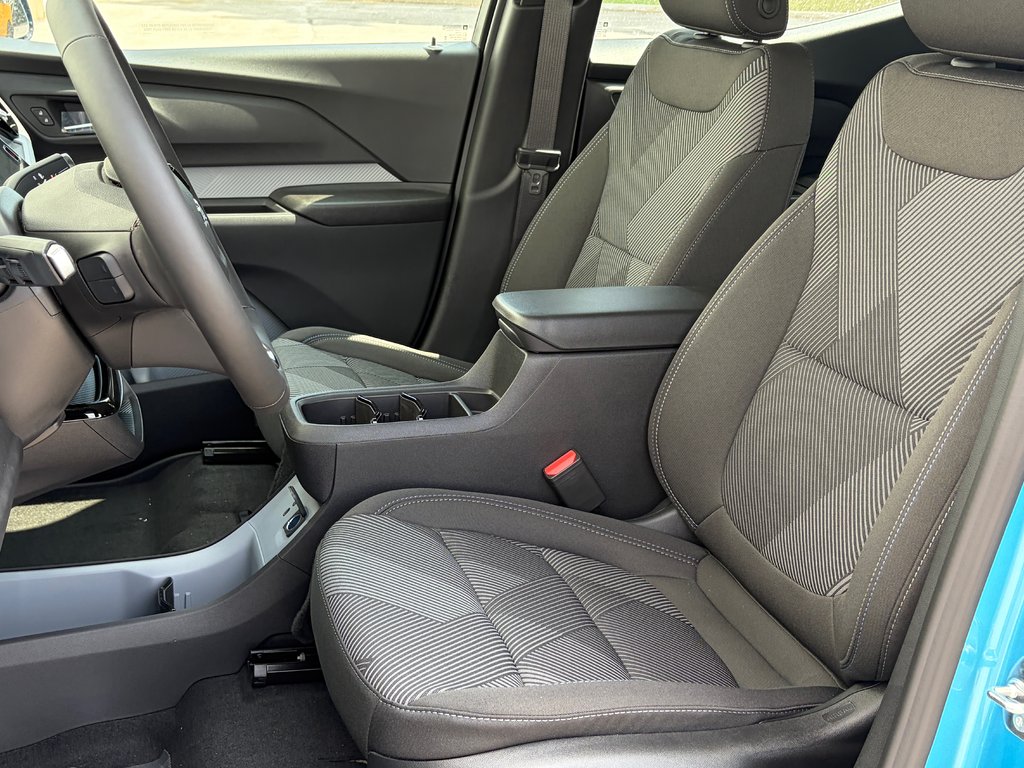 2027 Chevrolet Bolt in Joliette, Quebec - 8 - w1024h768px