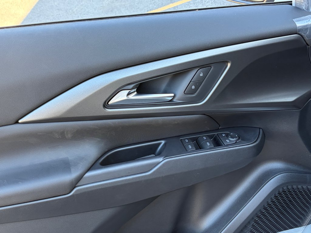 2027 Chevrolet Equinox EV in Joliette, Quebec - 12 - w1024h768px