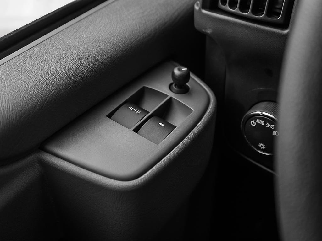 2025 Chevrolet Express Cargo 2500 in Joliette, Quebec - 16 - w1024h768px