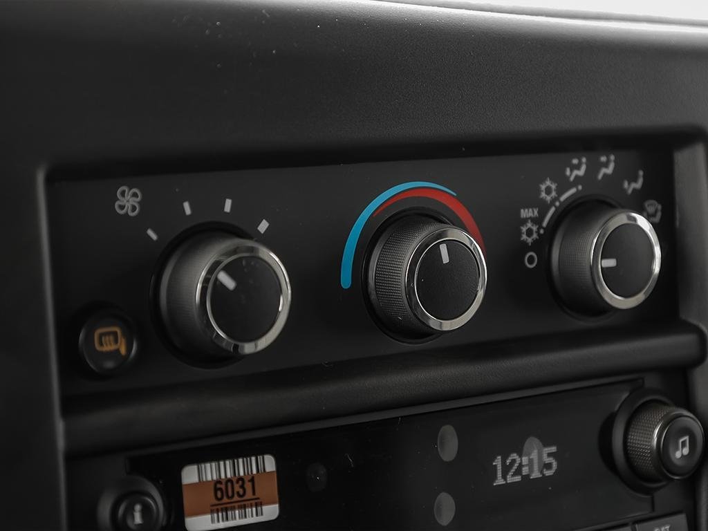 2025 Chevrolet Express Cargo 2500 in Joliette, Quebec - 23 - w1024h768px