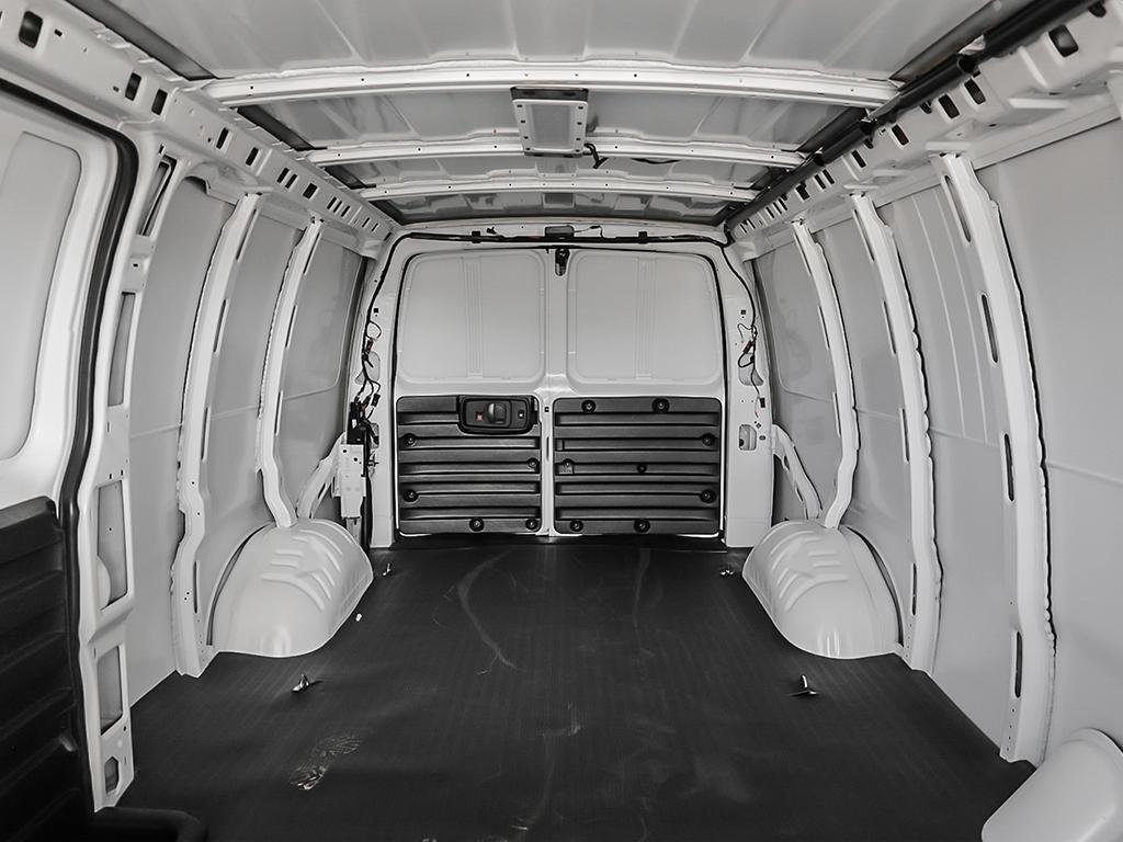 2025 Chevrolet Express Cargo 2500 in Joliette, Quebec - 21 - w1024h768px