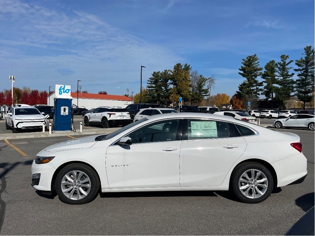 Chevrolet Malibu  2024 à Joliette, Québec - 3 - w1024h768px