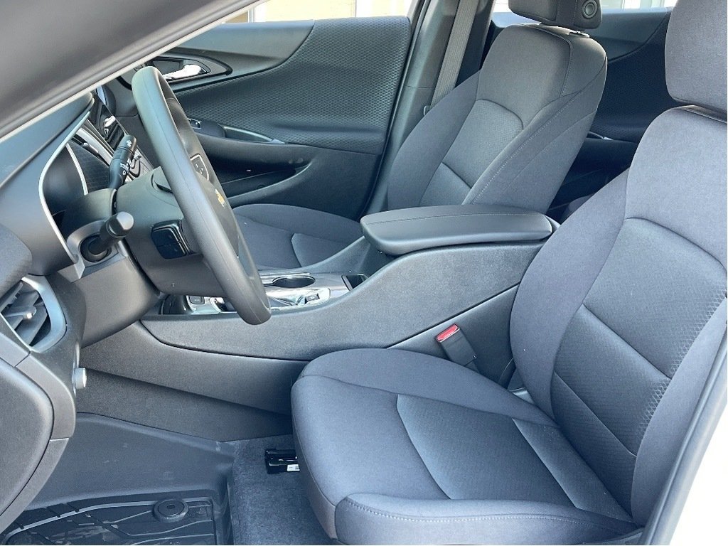 Chevrolet Malibu  2024 à Joliette, Québec - 9 - w1024h768px