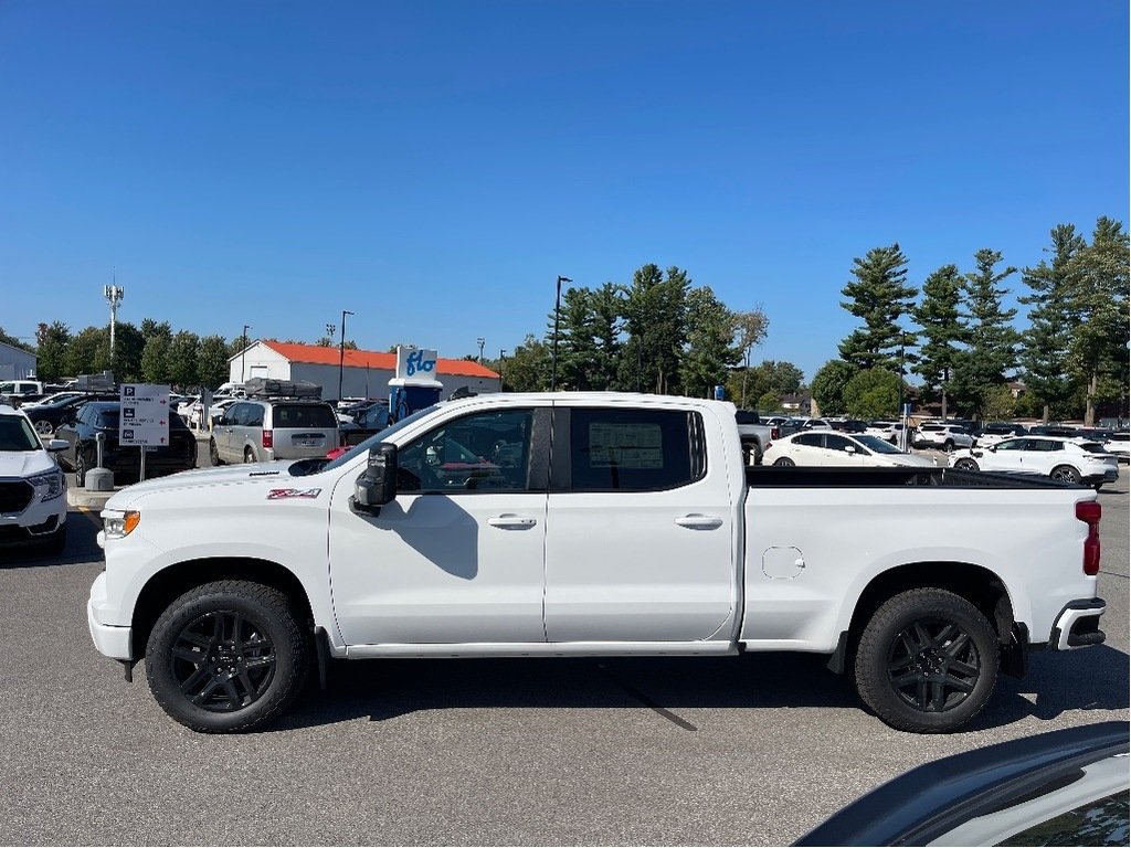 Chevrolet Silverado 1500  2024 à Joliette, Québec - 3 - w1024h768px