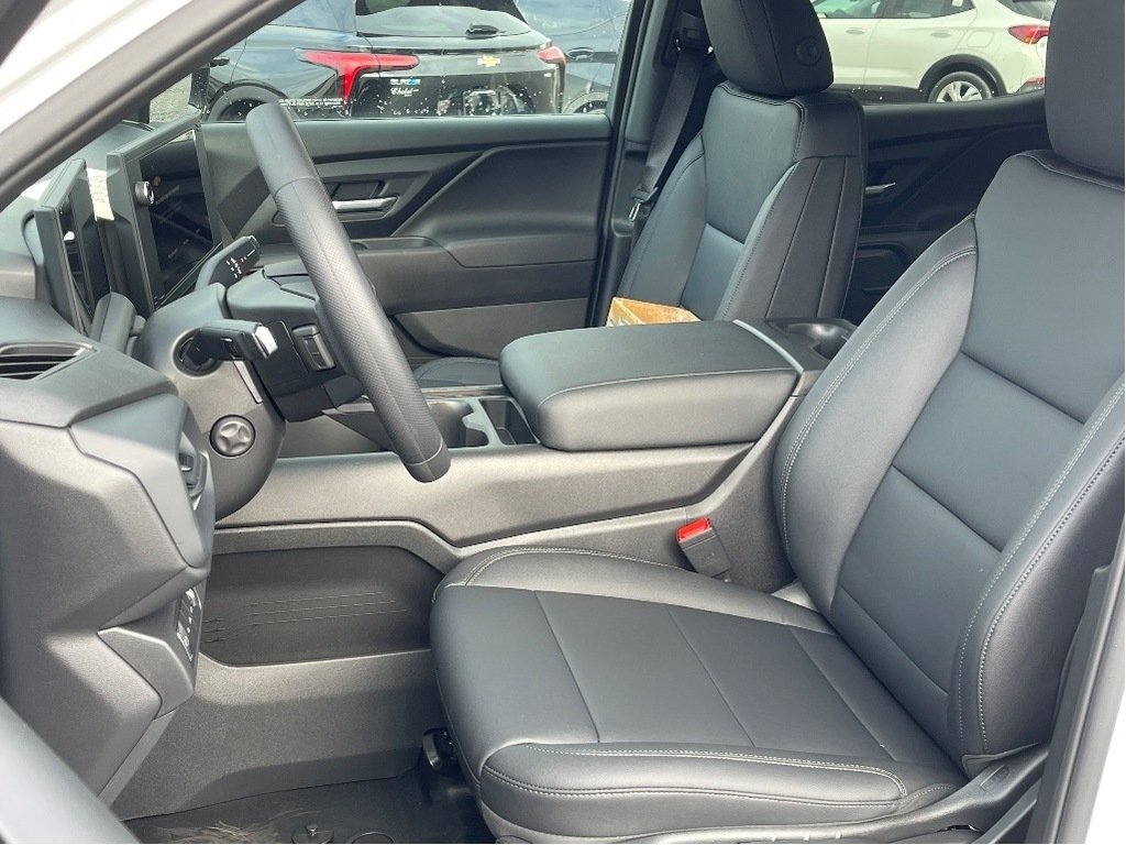 2025 Chevrolet Silverado EV in Joliette, Quebec - 9 - w1024h768px