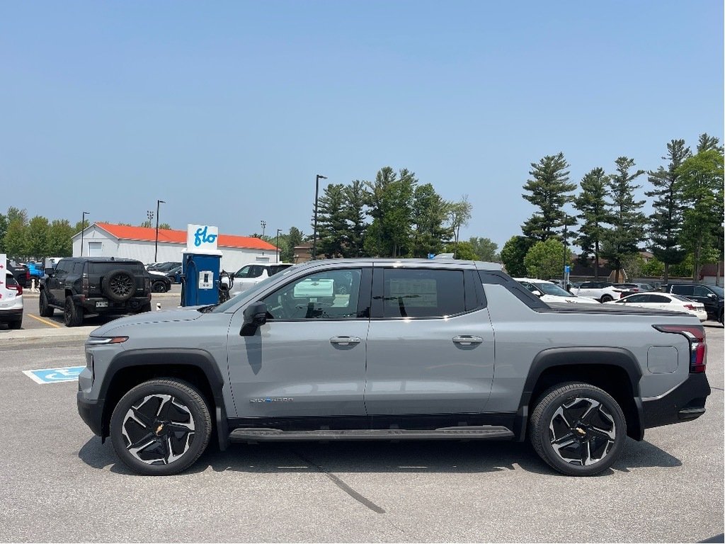 2025 Chevrolet Silverado EV in Joliette, Quebec - 3 - w1024h768px