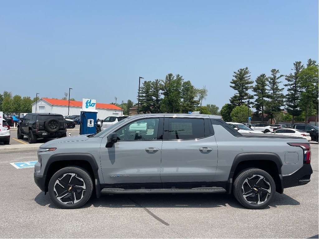 Chevrolet Silverado EV  2025 à Joliette, Québec - 3 - w1024h768px