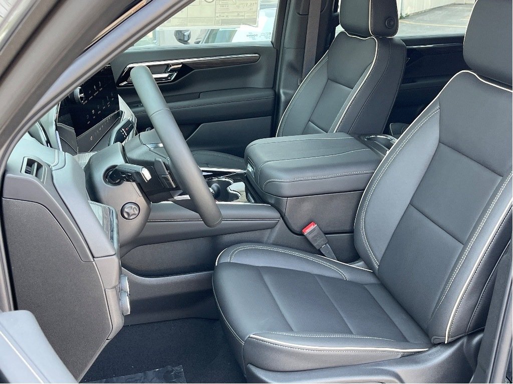 2025 Chevrolet Suburban in Joliette, Quebec - 9 - w1024h768px