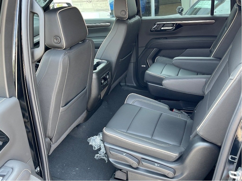2025 Chevrolet Suburban in Joliette, Quebec - 10 - w1024h768px