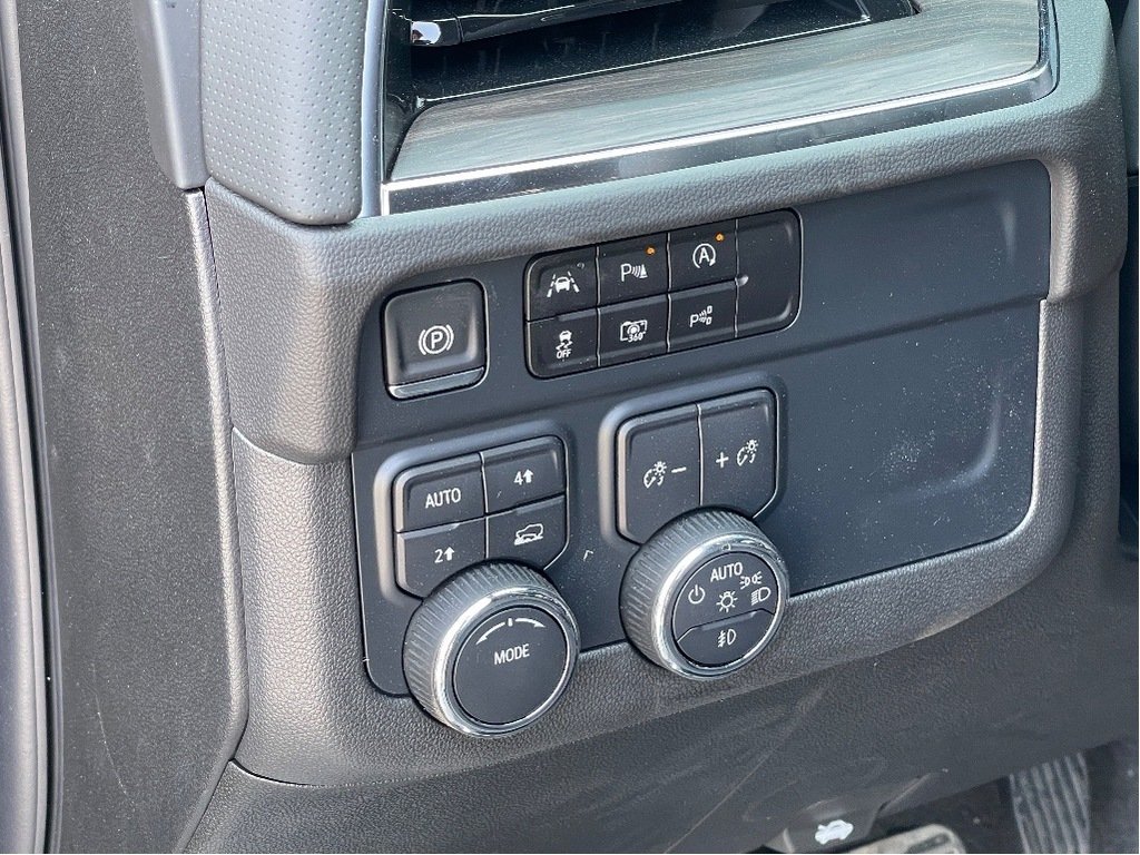 2025 Chevrolet Suburban in Joliette, Quebec - 14 - w1024h768px
