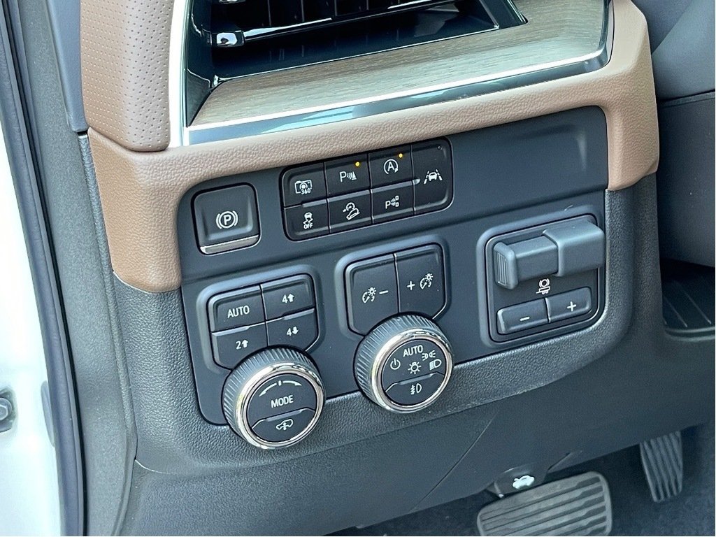 2025 Chevrolet Suburban in Joliette, Quebec - 15 - w1024h768px