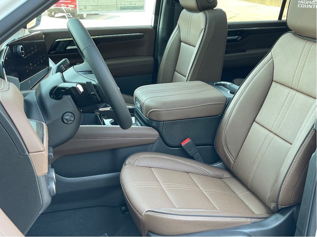 2025 Chevrolet Suburban in Joliette, Quebec - 10 - w1024h768px