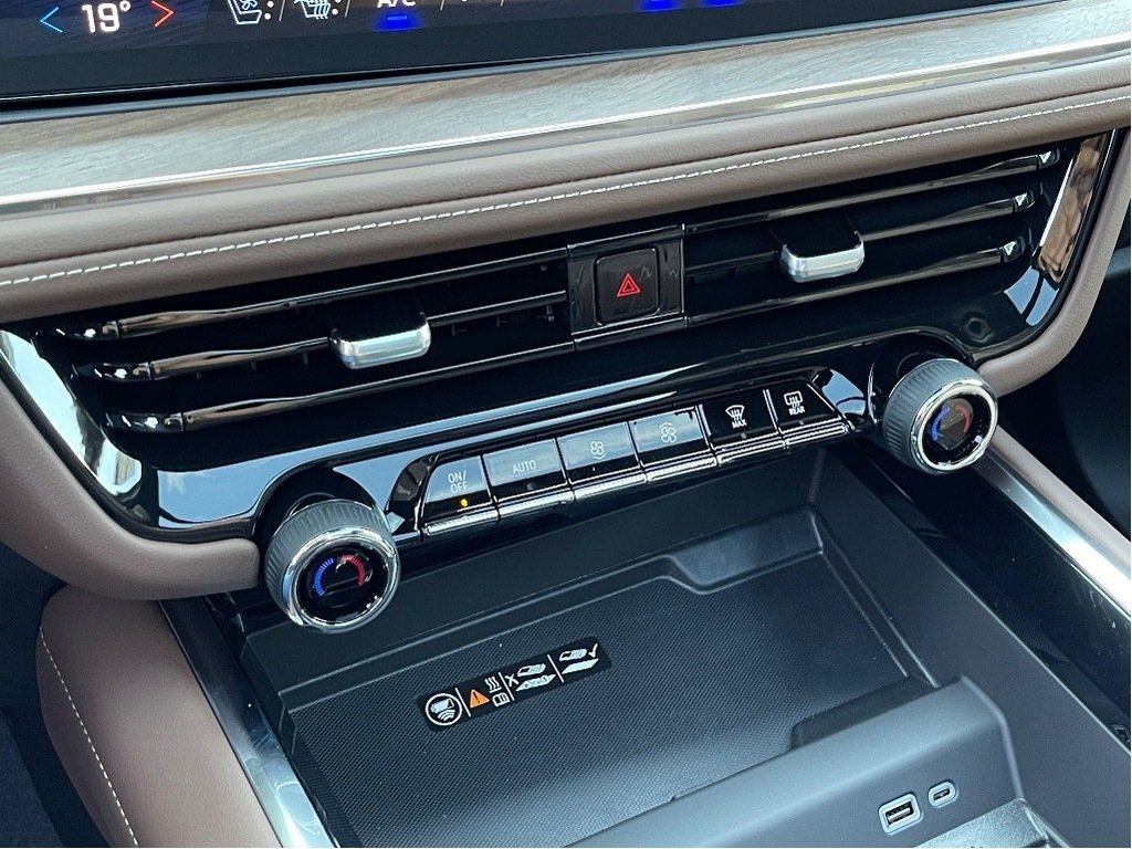 2025 Chevrolet Suburban in Joliette, Quebec - 20 - w1024h768px