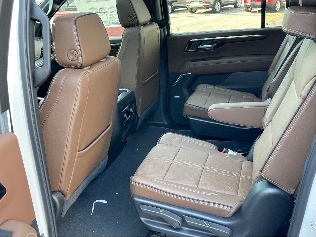 2025 Chevrolet Suburban in Joliette, Quebec - 11 - w1024h768px