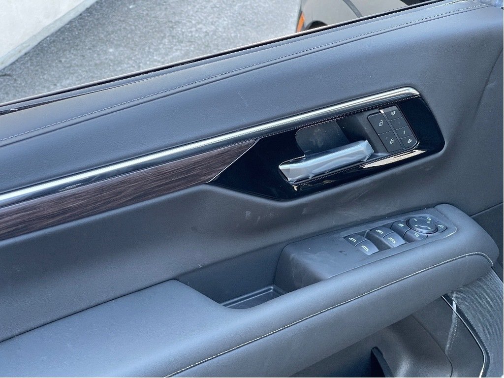 2025 Chevrolet Tahoe in Joliette, Quebec - 14 - w1024h768px
