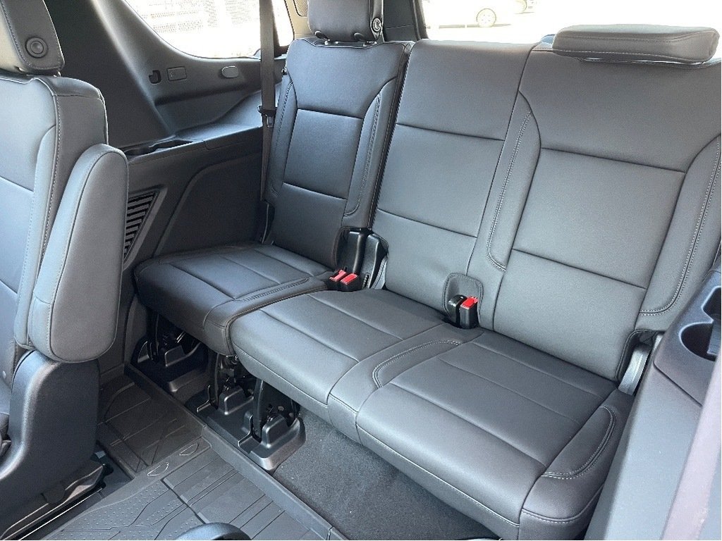 2025 Chevrolet Tahoe in Joliette, Quebec - 12 - w1024h768px
