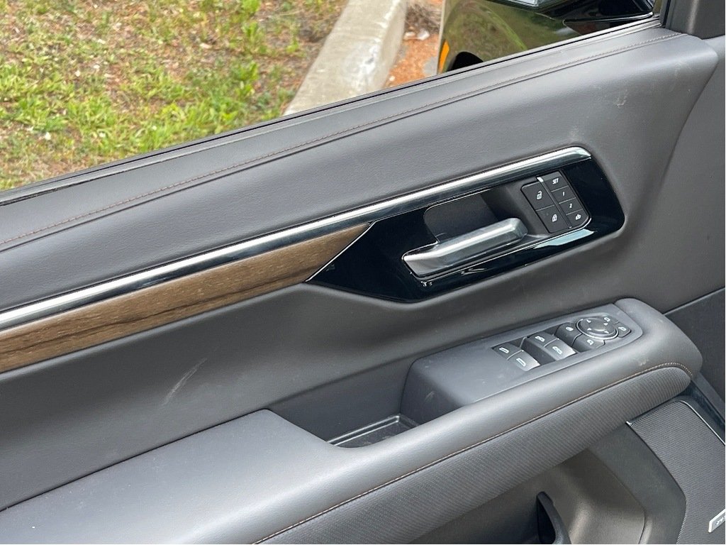 2025 Chevrolet Tahoe in Joliette, Quebec - 14 - w1024h768px