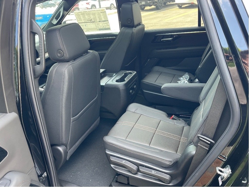 2025 Chevrolet Tahoe in Joliette, Quebec - 11 - w1024h768px