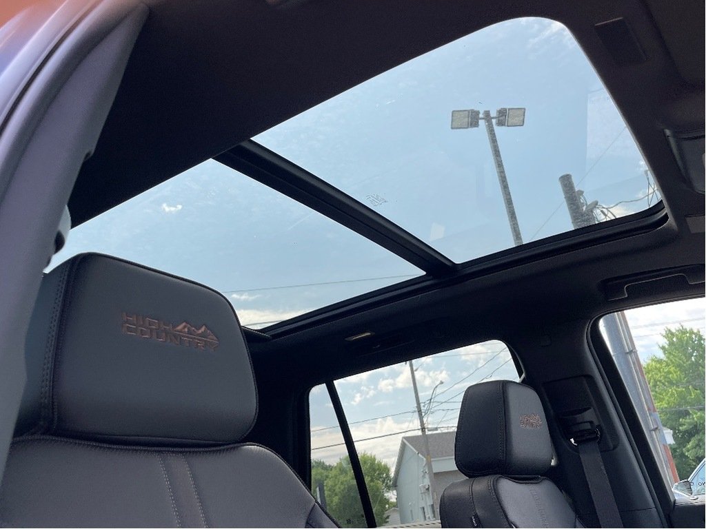 2025 Chevrolet Tahoe in Joliette, Quebec - 8 - w1024h768px