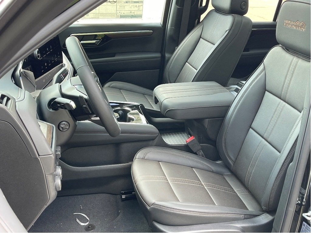 2025 Chevrolet Tahoe in Joliette, Quebec - 10 - w1024h768px