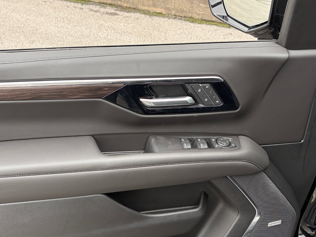 2026 Chevrolet Tahoe in Joliette, Quebec - 12 - w1024h768px