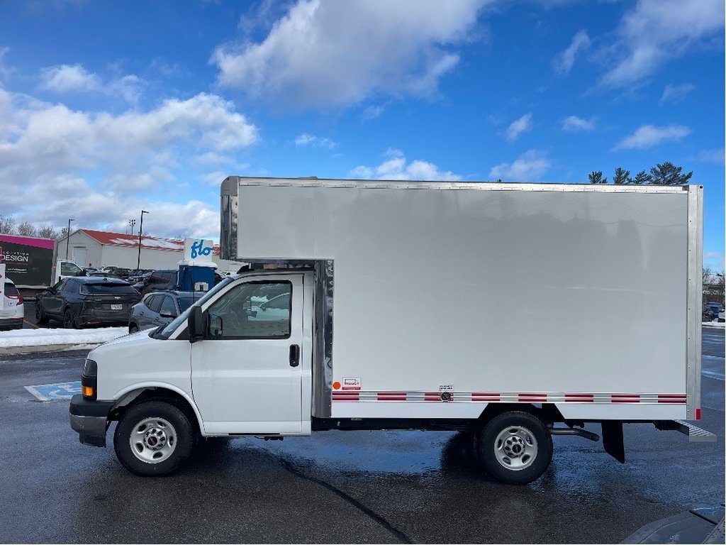 2024 GMC Savana Cutaway 3500 in Joliette, Quebec - 3 - w1024h768px