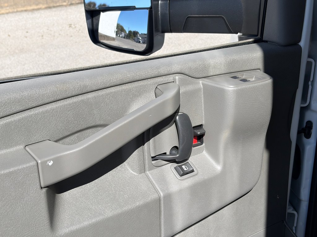 2026 GMC Savana Cutaway 3500 in Joliette, Quebec - 9 - w1024h768px