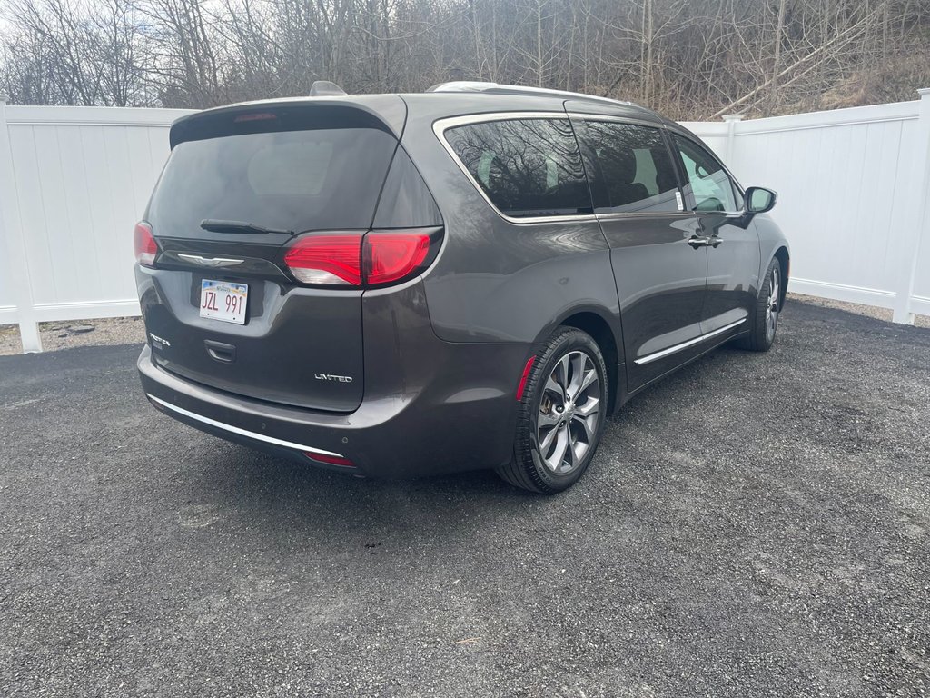 2017  Pacifica Limited | Leather | SunRoof | 7-Pass | Cam | USB in Saint John, New Brunswick - 3 - w1024h768px