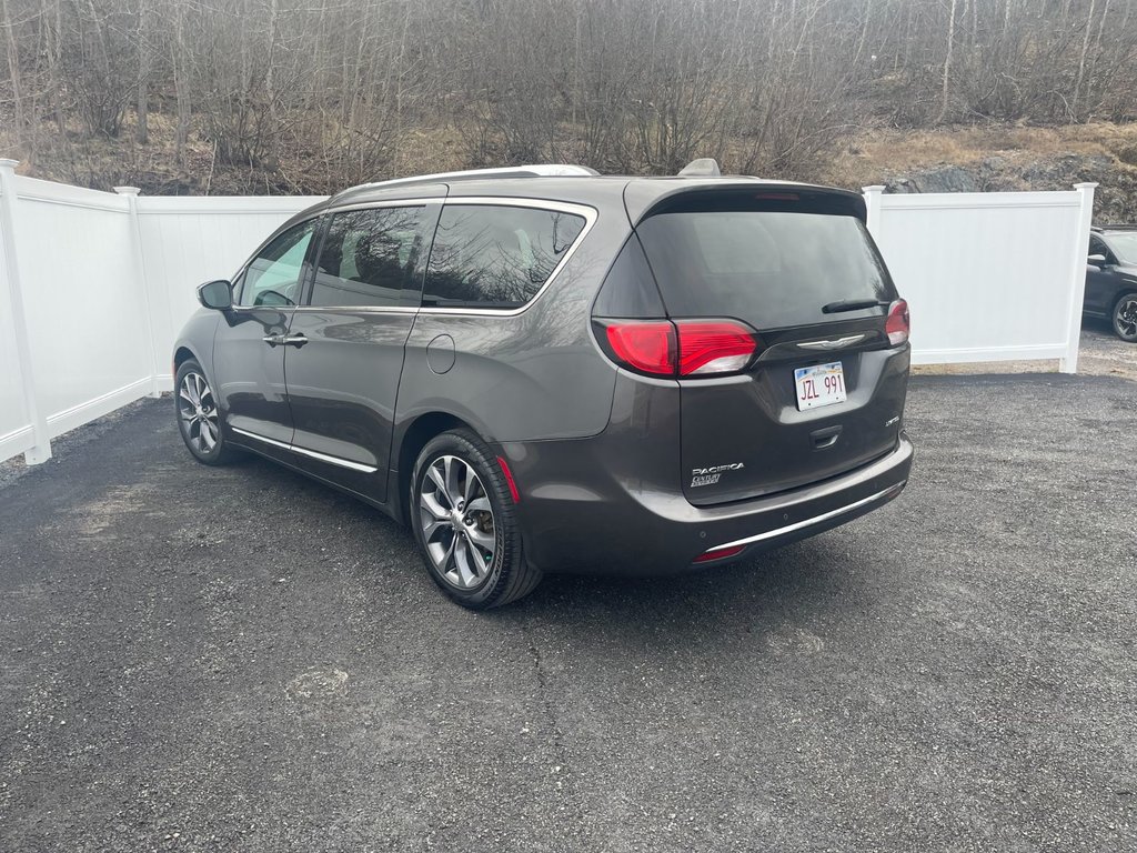 2017  Pacifica Limited | Leather | SunRoof | 7-Pass | Cam | USB in Saint John, New Brunswick - 5 - w1024h768px