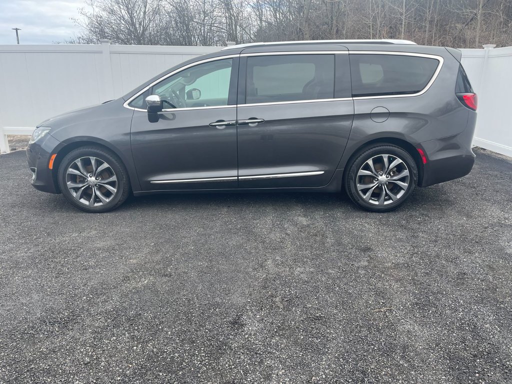 2017  Pacifica Limited | Leather | SunRoof | 7-Pass | Cam | USB in Saint John, New Brunswick - 6 - w1024h768px