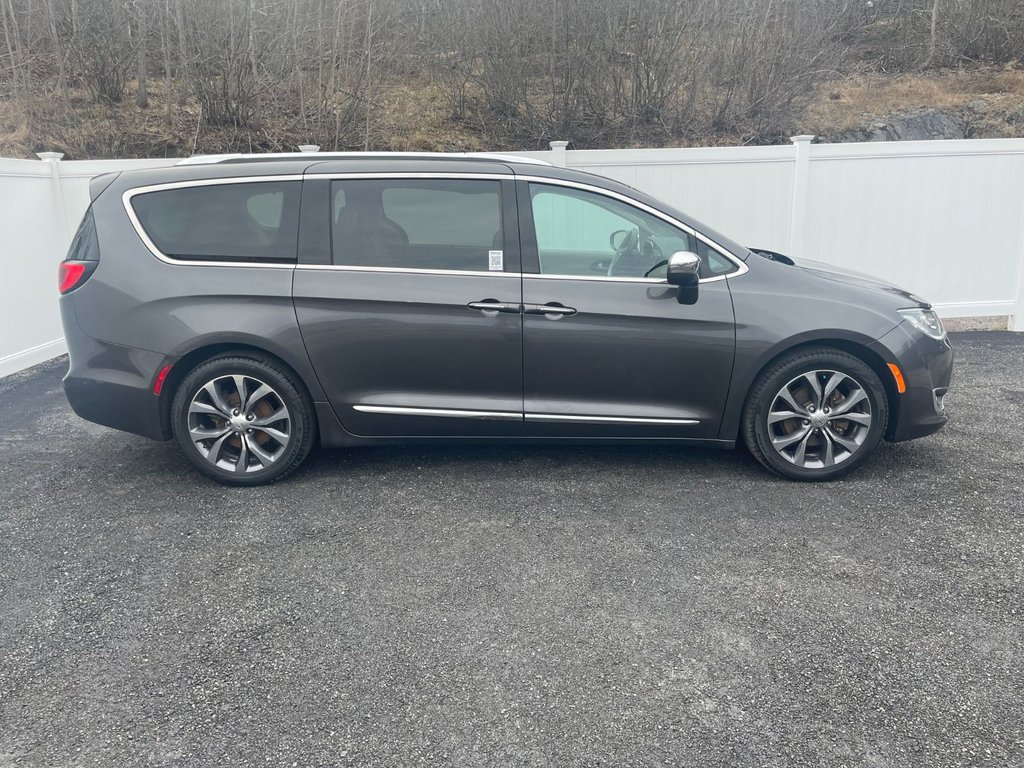 2017  Pacifica Limited | Leather | SunRoof | 7-Pass | Cam | USB in Saint John, New Brunswick - 2 - w1024h768px