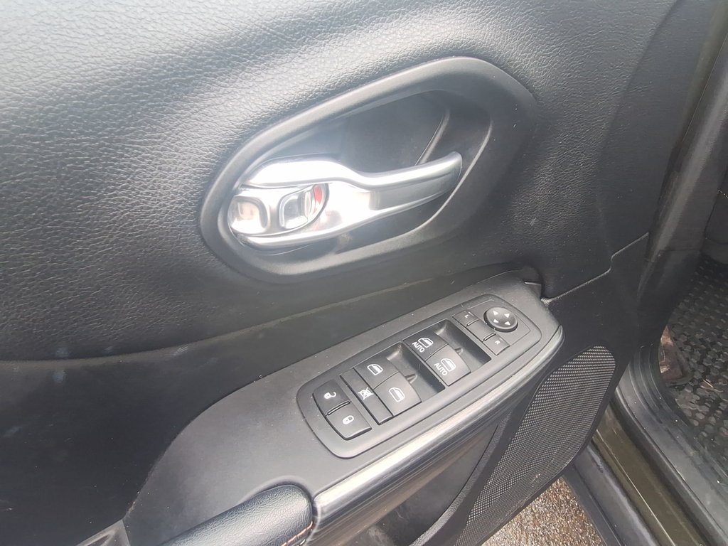 2017 Jeep Cherokee 75th Anniversary | Roof | Cam | USB in Saint John, New Brunswick - 15 - w1024h768px