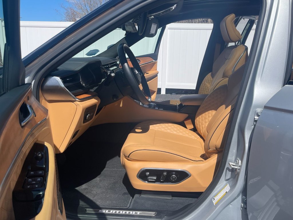 2023  Grand Cherokee Summit Reserve | Leather | Roof | Warranty to 2028 in Saint John, New Brunswick - 13 - w1024h768px
