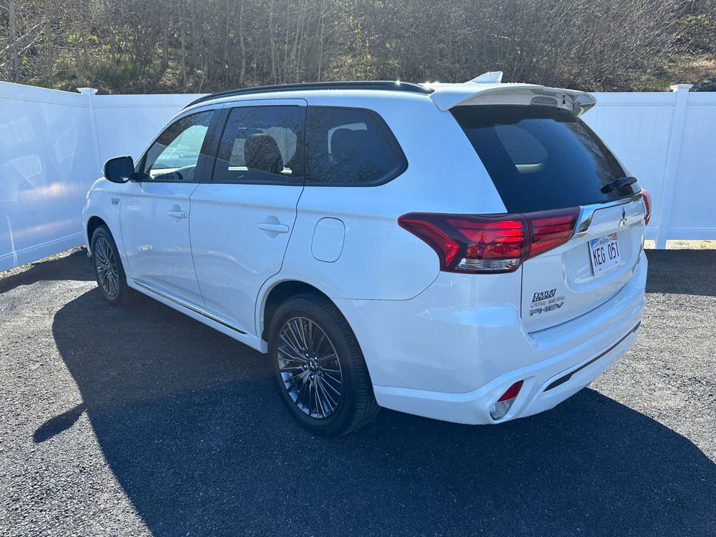 2022  OUTLANDER PHEV Black Edition | Leather | Roof | Warranty to 2031 in Saint John, New Brunswick - 5 - w1024h768px