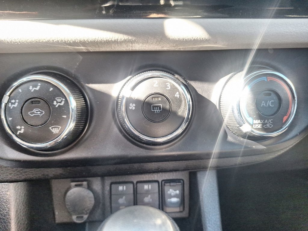 2014 Toyota Corolla LE | USB in Saint John, New Brunswick - 27 - w1024h768px