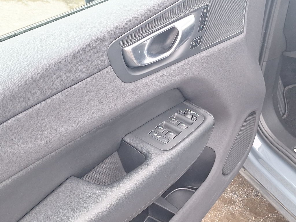 2023 Volvo XC60 Plus Dark Theme | Roof | Nav in Saint John, New Brunswick - 15 - w1024h768px