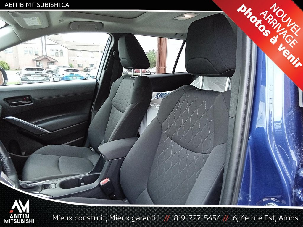 2023 Toyota COROLLA CROSS LE in Amos, Quebec - 3 - w1024h768px