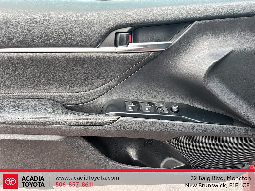 2018 Toyota Camry Hybrid XLE in Moncton, New Brunswick - 11 - w1024h768px