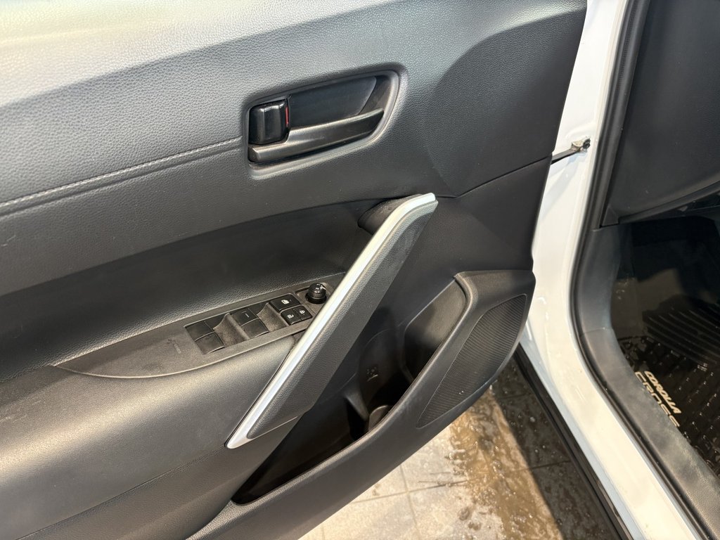 2023 Toyota Corolla Cross LE in Montreal, Quebec - 19 - w1024h768px