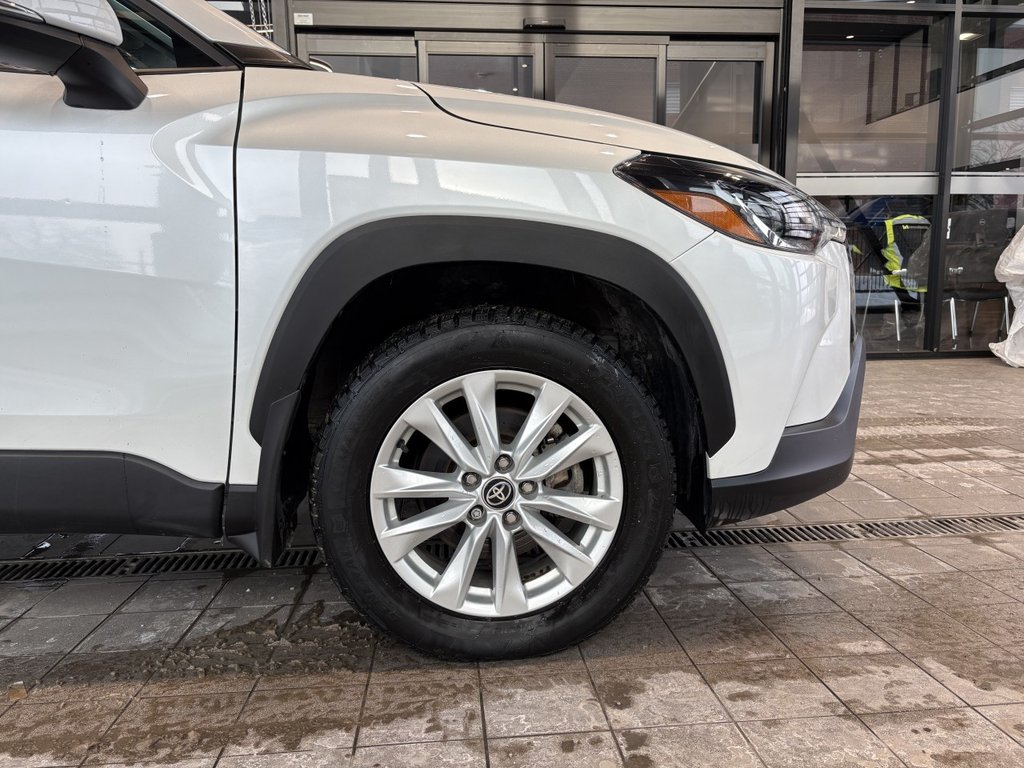 2023 Toyota Corolla Cross LE in Montreal, Quebec - 8 - w1024h768px