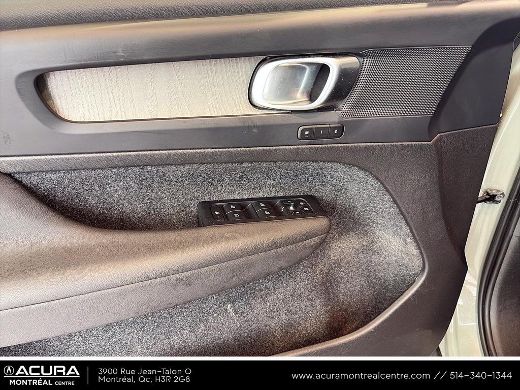 2023 Volvo XC40 Plus Dark Theme in Montreal, Quebec - 9 - w1024h768px