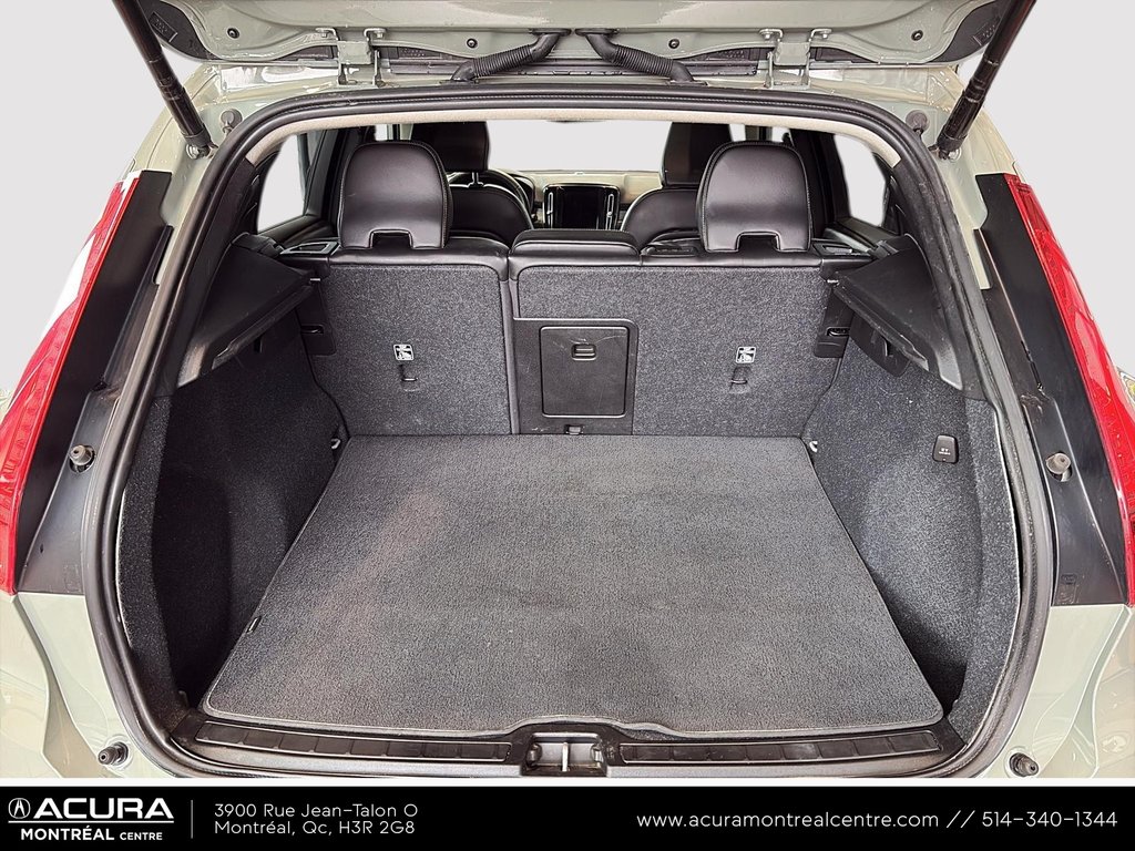 2023 Volvo XC40 Plus Dark Theme in Montreal, Quebec - 5 - w1024h768px